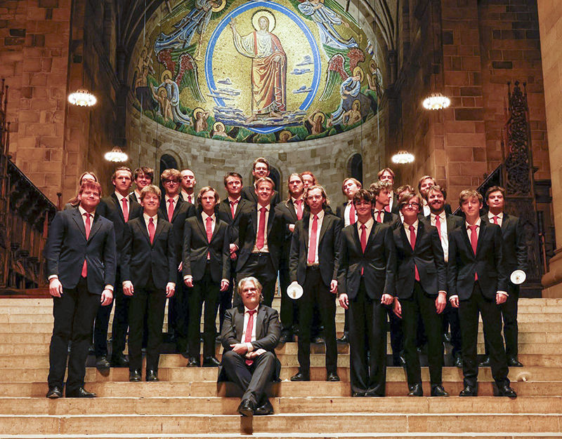 Gruppbild av kören Cantores Cathedrales i Lunds Domkyrka