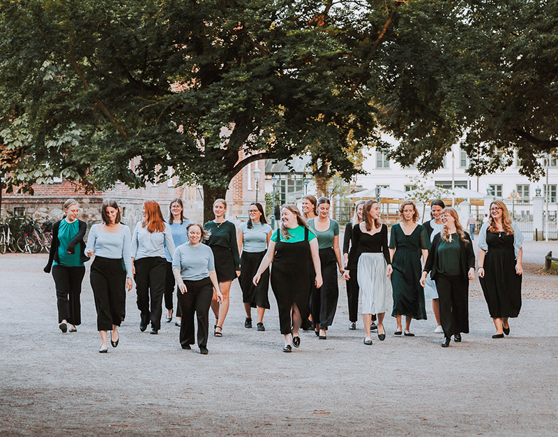 Gruppbild av Vira Female Choir i Lundagård i Lund